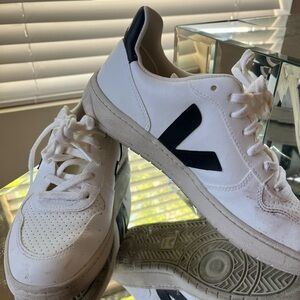 Veja. White Sneakers